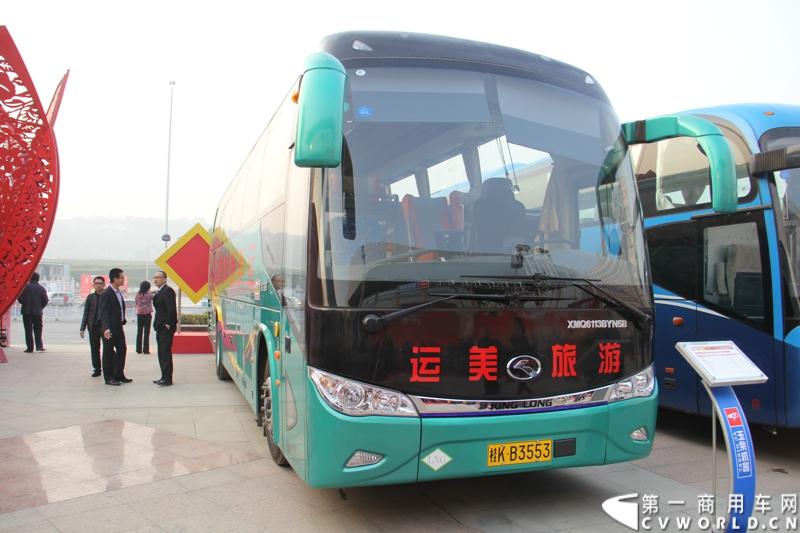 1月18日，玉柴在广西南宁举行2014年新产品发布会，发布了8款新产品，玉柴集团董事局主席晏平、玉柴股份总经理吴其伟，以及160多名来自全国各地的OEM厂家、主机配套厂家、玉柴船电经销商出席了发布会。图为搭载玉柴YC6MK发动机的大金龙XMQ6113BYN5B。