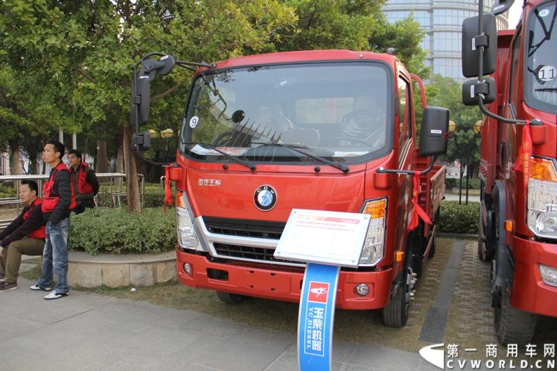 1月18日，玉柴在广西南宁举行2014年新产品发布会，发布了8款新产品，玉柴集团董事局主席晏平、玉柴股份总经理吴其伟，以及160多名来自全国各地的OEM厂家、主机配套厂家、玉柴船电经销商出席了发布会。图为搭载玉柴发动机的成都王牌轻型载货车。