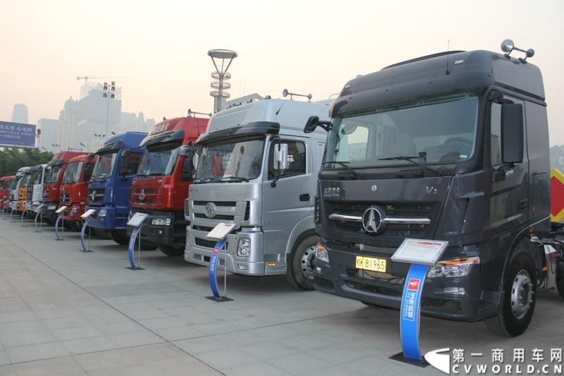 1月18日，玉柴在广西南宁举行2014年新产品发布会，发布了8款新产品，玉柴集团董事局主席晏平、玉柴股份总经理吴其伟，以及160多名来自全国各地的OEM厂家、主机配套厂家、玉柴船电经销商出席了发布会。图为搭载玉柴发动机的东风柳汽乘龙卡车。