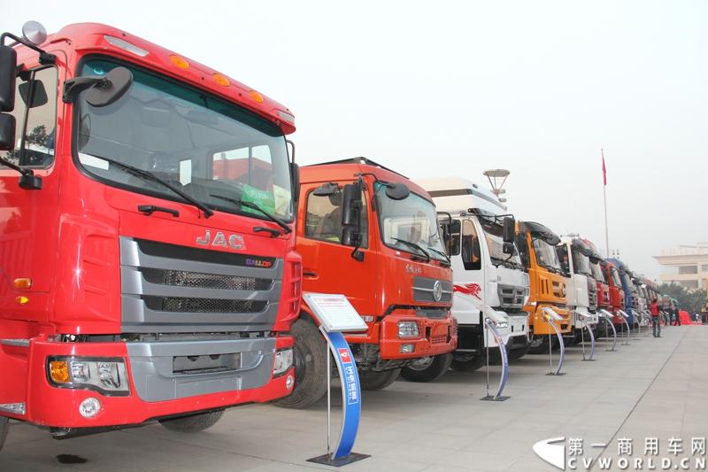 1月18日，玉柴在广西南宁举行2014年新产品发布会，发布了8款新产品，玉柴集团董事局主席晏平、玉柴股份总经理吴其伟，以及160多名来自全国各地的OEM厂家、主机配套厂家、玉柴船电经销商出席了发布会。图为搭载玉柴发动机的东风柳汽乘龙卡车。