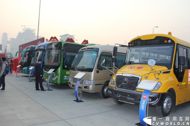 1月18日，玉柴在广西南宁举行2014年新产品发布会，发布了8款新产品，玉柴集团董事局主席晏平、玉柴股份总经理吴其伟，以及160多名来自全国各地的OEM厂家、主机配套厂家、玉柴船电经销商出席了发布会。图为搭载玉柴发动机的各类客车车辆。