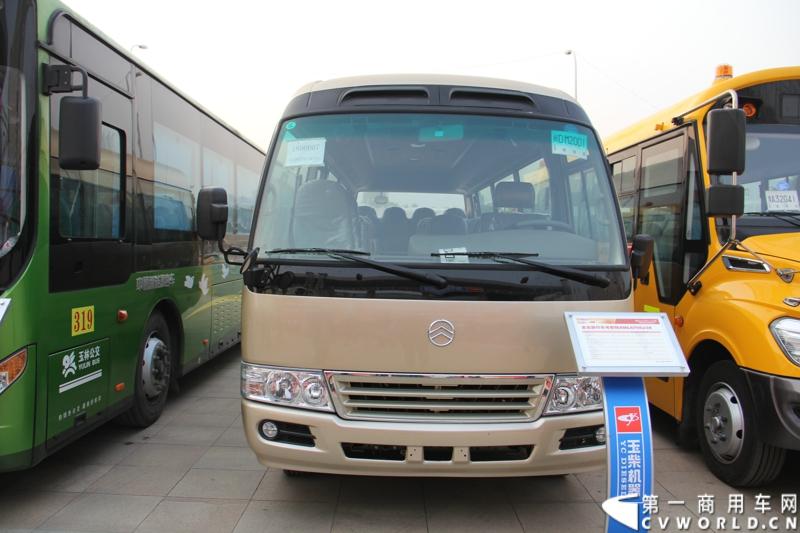 1月18日，玉柴在广西南宁举行2014年新产品发布会，发布了8款新产品，玉柴集团董事局主席晏平、玉柴股份总经理吴其伟，以及160多名来自全国各地的OEM厂家、主机配套厂家、玉柴船电经销商出席了发布会。图为搭载玉柴发动机的厦门金旅中巴车。