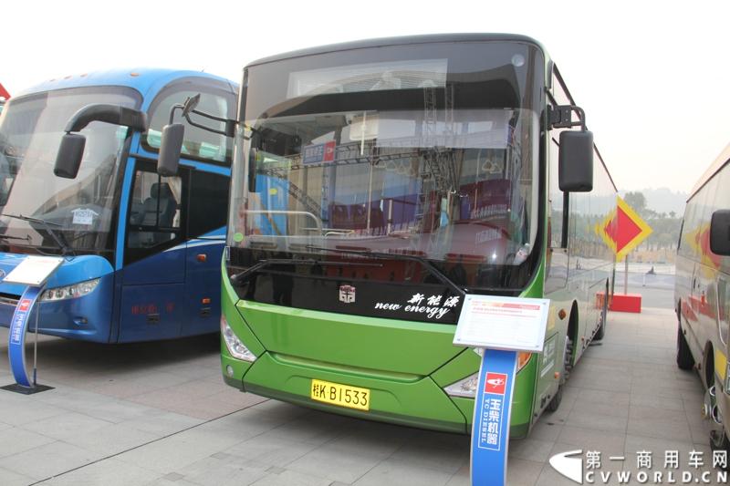 1月18日，玉柴在广西南宁举行2014年新产品发布会，发布了8款新产品，玉柴集团董事局主席晏平、玉柴股份总经理吴其伟，以及160多名来自全国各地的OEM厂家、主机配套厂家、玉柴船电经销商出席了发布会。图为搭载玉柴混合动力系统的中通客车LCK6105PHENV1。