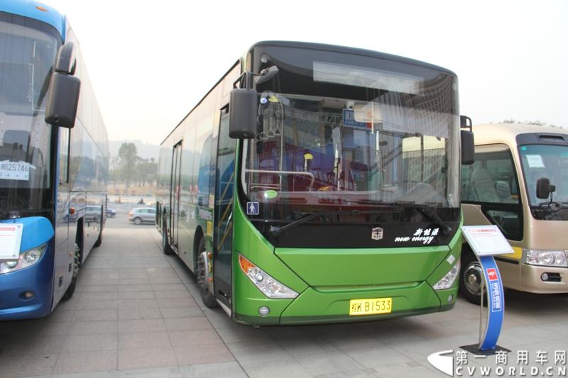 1月18日，玉柴在广西南宁举行2014年新产品发布会，发布了8款新产品，玉柴集团董事局主席晏平、玉柴股份总经理吴其伟，以及160多名来自全国各地的OEM厂家、主机配套厂家、玉柴船电经销商出席了发布会。图为搭载玉柴混合动力系统的中通客车LCK6105PHENV1。