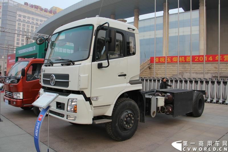 1月18日，玉柴在广西南宁举行2014年新产品发布会，发布了8款新产品，玉柴集团董事局主席晏平、玉柴股份总经理吴其伟，以及160多名来自全国各地的OEM厂家、主机配套厂家、玉柴船电经销商出席了发布会。图为搭载玉柴天然气发动机的湖北专用汽车EQ1160GD5N。