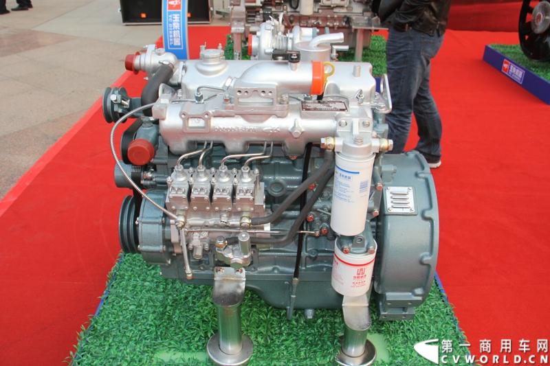 1月18日，玉柴在广西南宁举行2014年新产品发布会，发布了8款新产品，玉柴集团董事局主席晏平、玉柴股份总经理吴其伟，以及160多名来自全国各地的OEM厂家、主机配套厂家、玉柴船电经销商出席了发布会。图为玉柴YC4D-40系列柴油发动机。