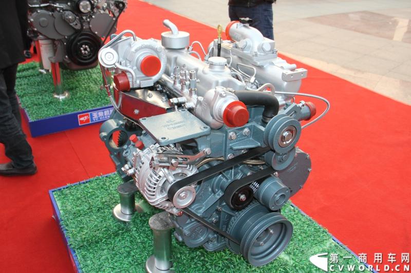 1月18日，玉柴在广西南宁举行2014年新产品发布会，发布了8款新产品，玉柴集团董事局主席晏平、玉柴股份总经理吴其伟，以及160多名来自全国各地的OEM厂家、主机配套厂家、玉柴船电经销商出席了发布会。图为玉柴YC4D-40系列柴油发动机。