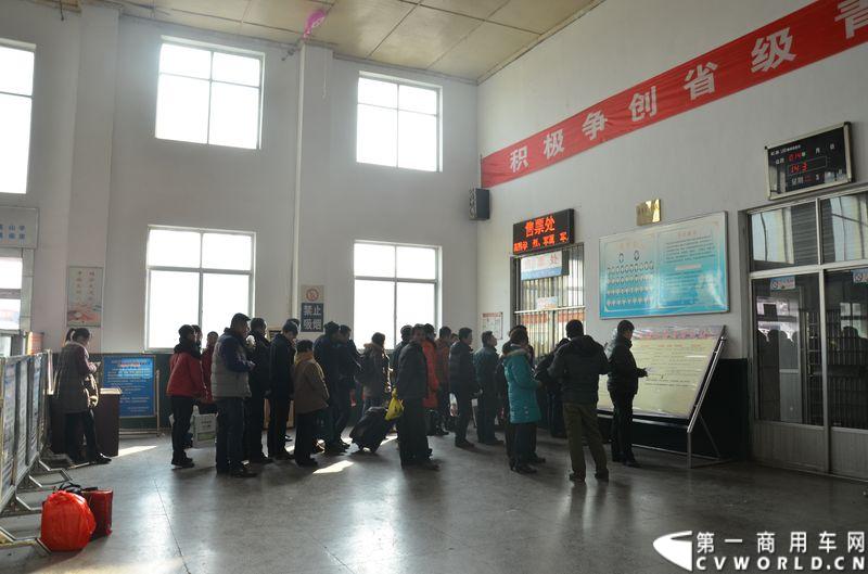 售票处前，人们井然有序的排队买票。