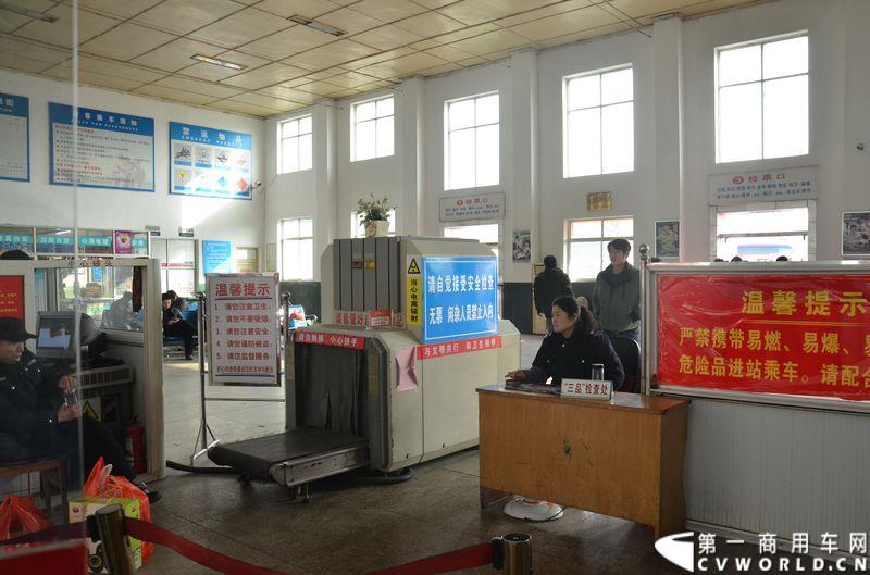 进站安检处稍显轻松，不时会有一小波乘客经过。