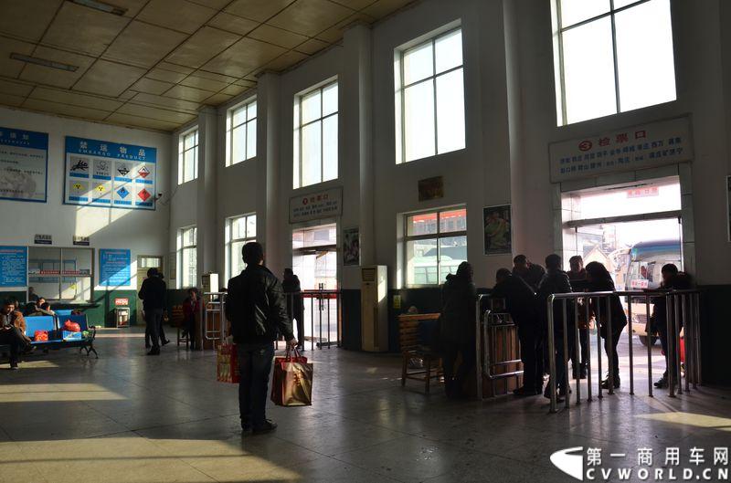 乘客检票上车。