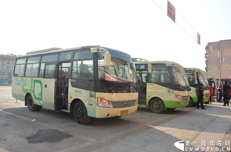 记者到时，站内共停放了17辆客车，其中9辆宇通车，6辆中通客车，1辆大宇客车，1辆江淮客车。