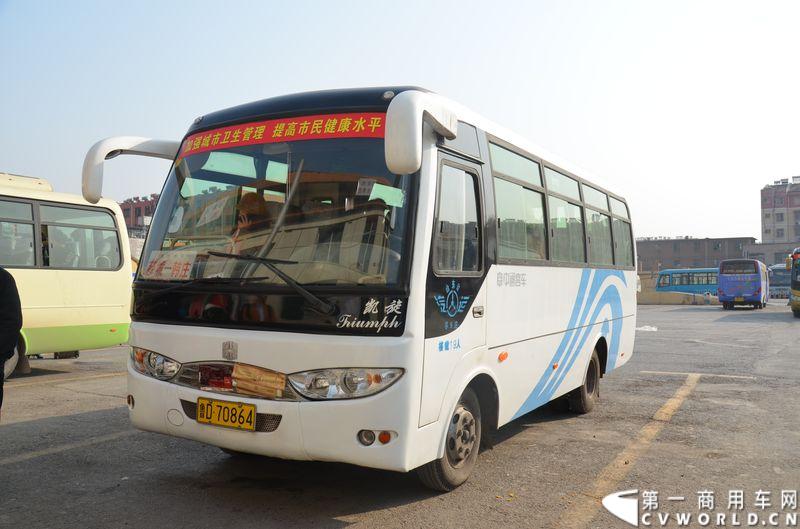 站内停放较多的6米中通车。