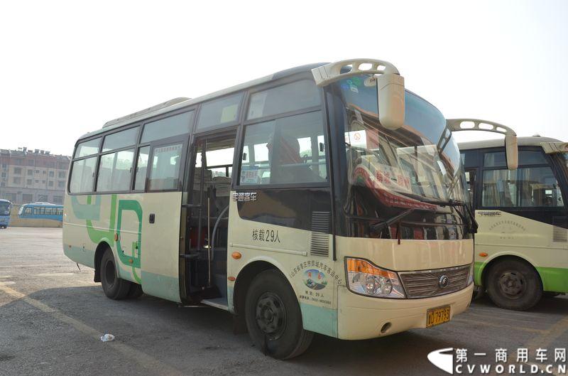 站内停放较多的7米宇通车。