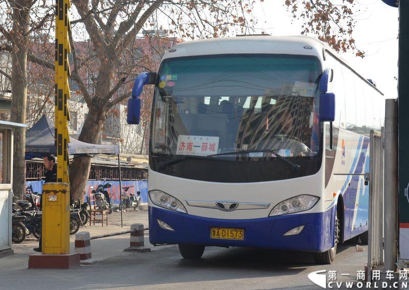 这些车多为6-7米的中巴，运输路线主要辐射周边地区，路程最远的也就到济南、青岛。记者看到最长的一辆车为桂林大宇的11米客车，从薛城发往济南。图为站内停放车身最长的11米大宇客车。