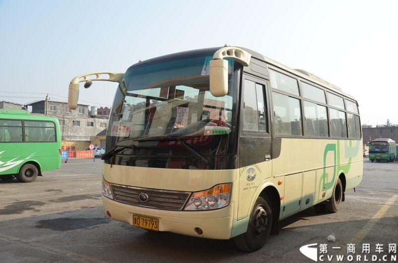 候车区等待上客的宇通客车。