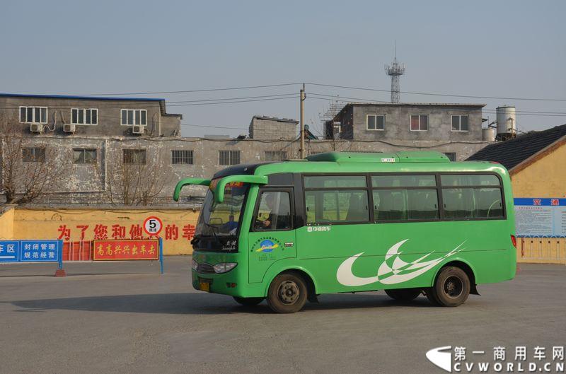 正在向候车区驶入的中通客车。