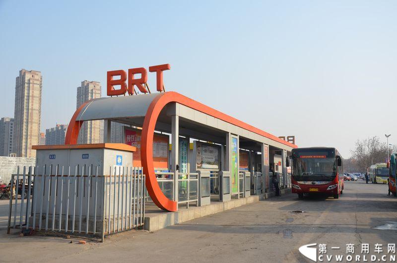 随手拍：火车站旁的BRT公交。