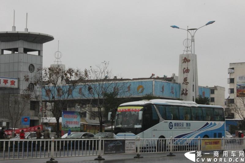 开往全国各地的客运车辆将来自阜阳以及周边省市的农民工运往全国各地