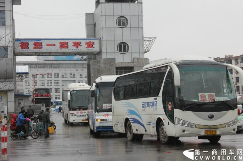 一大早坐满乘客的大客车就陆续出发.