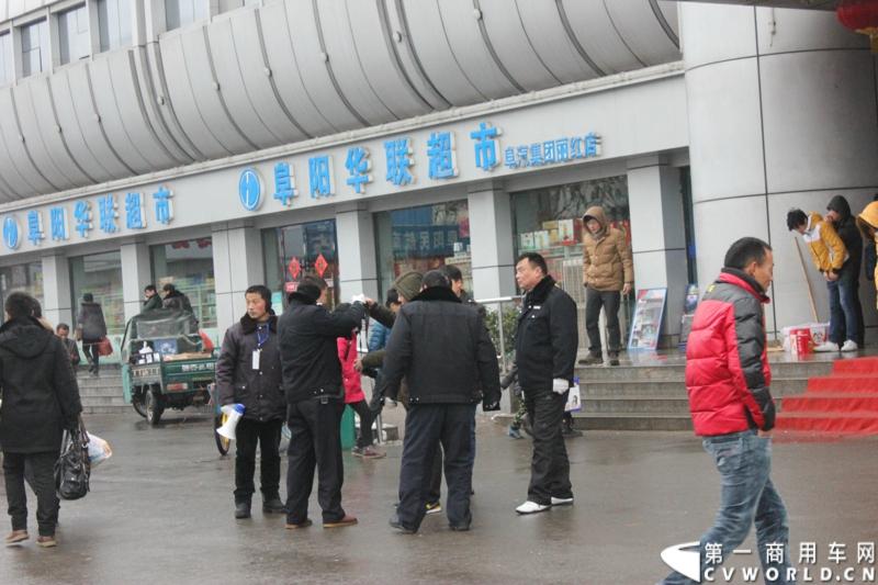 工作人员在车站门口维持秩序.