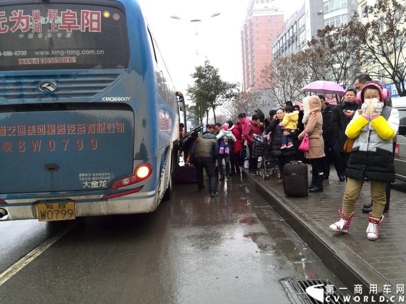 在记者等待公交车离开时，突然一辆来自安徽无为的车辆突然停下，让乘客提前下车。