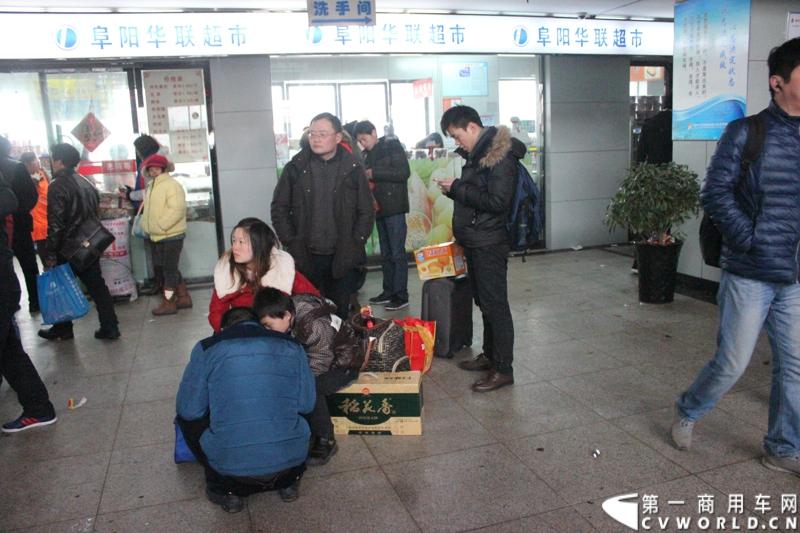 由于春节仍未结束，探亲客流仍占一定的比例。