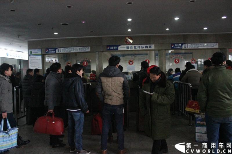 一位农民工欣喜购买到车票。