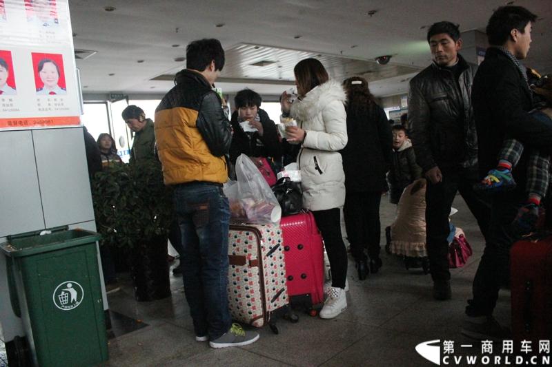 年青的农民工成群结队一起出发。