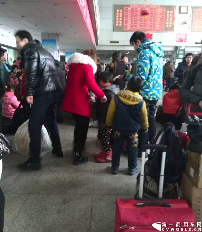 由于孩子较小，有余力的农民工更倾向把孩子带在身边一起打工。