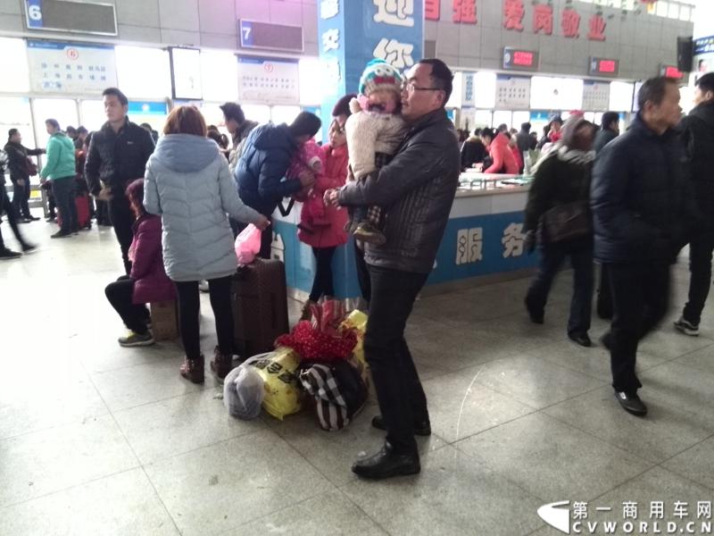 由于孩子较小，有余力的农民工更倾向把孩子带在身边一起打工。