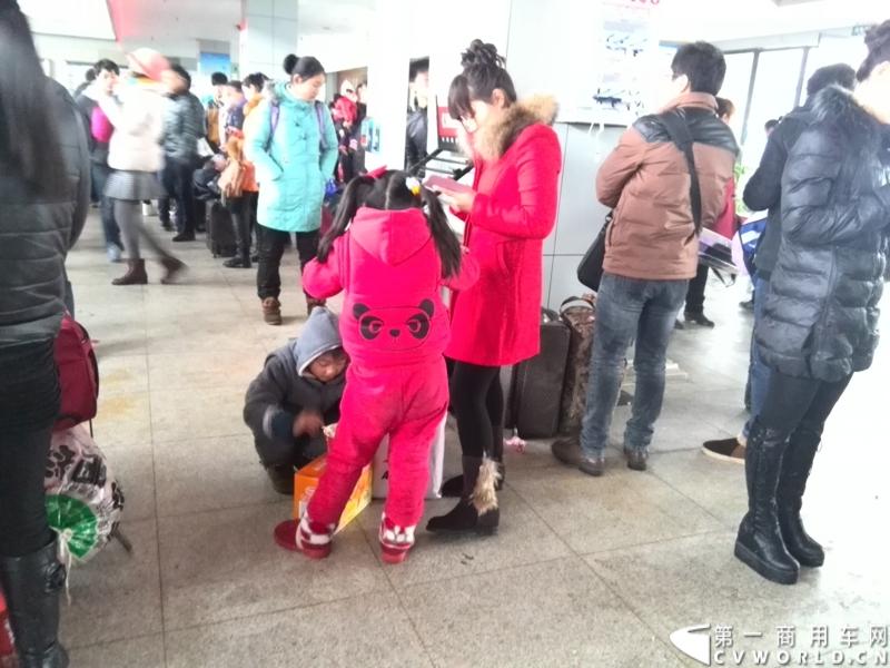 耐心等待购票上车，孩子也成为打工途中一个风景。