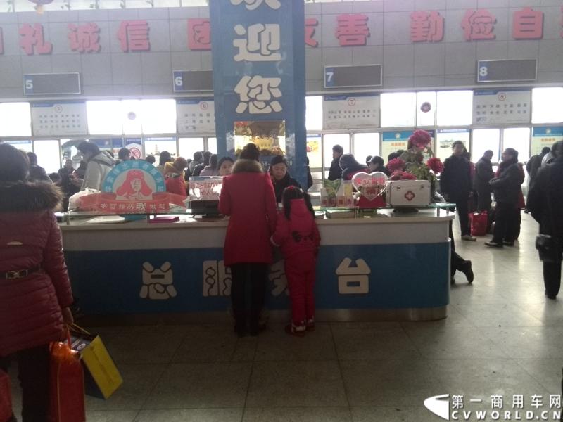 一对母女向服务台咨询出行等问题。