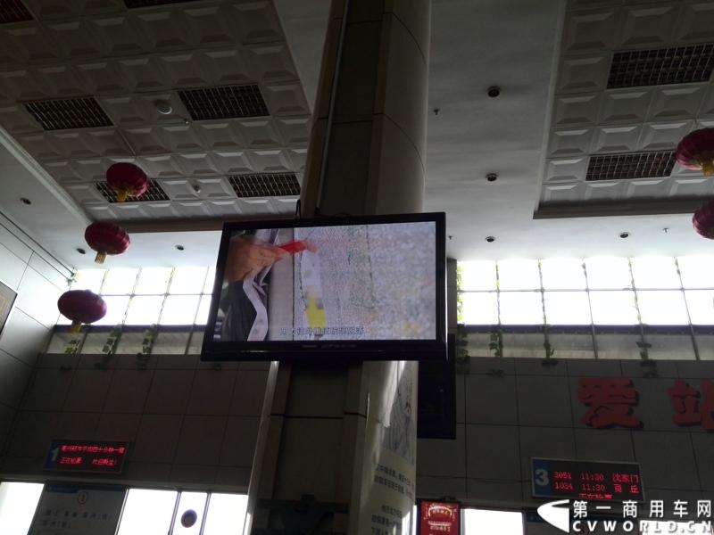 在候车大厅里面，不停地播放安全常识。