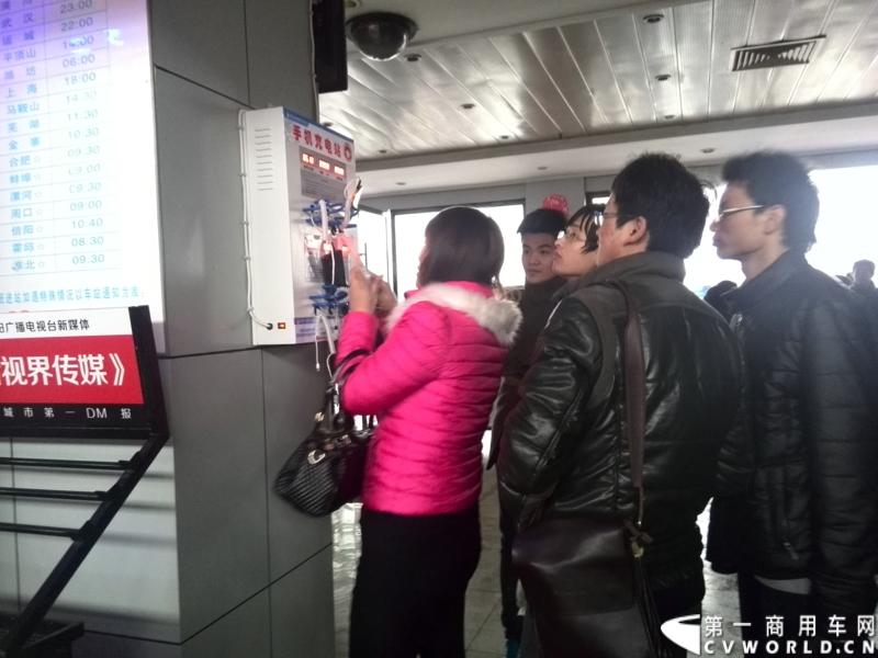 手机已经成为年轻人出行消磨时间的最佳方式。车站也与时俱进，设立了手机充电站。受到了年轻人的欢迎。