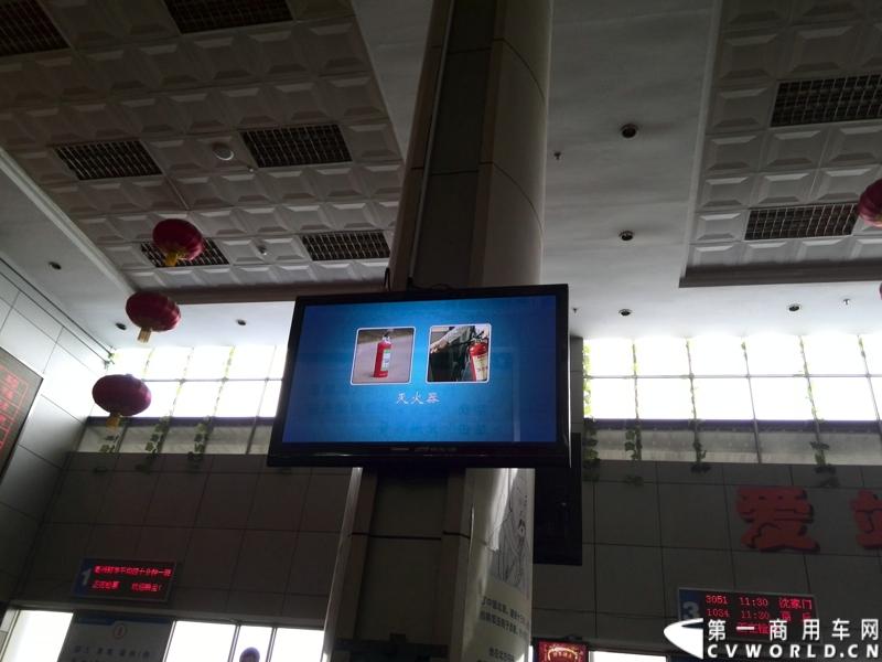 虽然不停地播放安全常识，但是极少有农民工关心，更多关心的是是否有车票，什么时候出发。