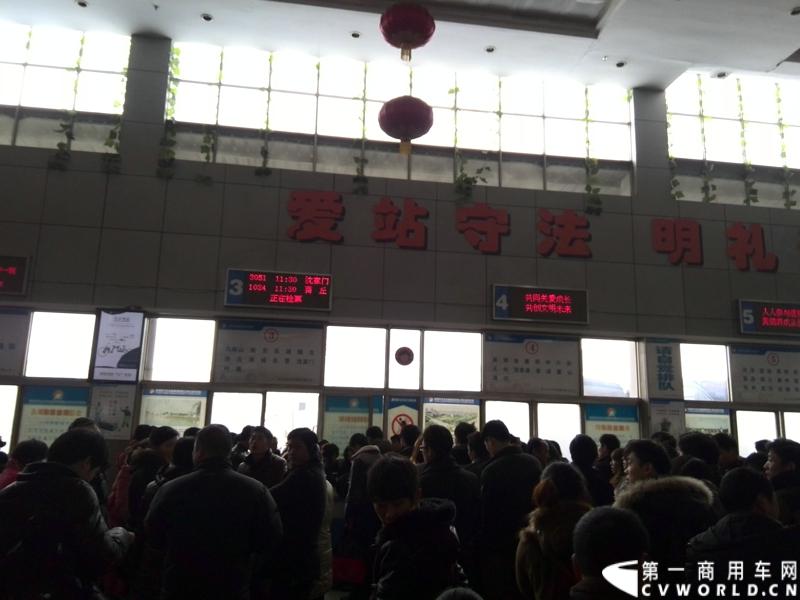 正在检票，乘客们一阵骚动，纷纷起立有序上车。