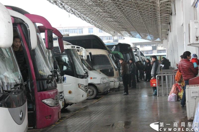 即将出发等待乘客上车的车辆。