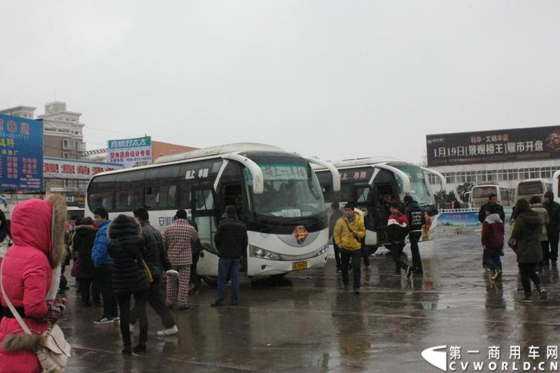 在阜阳南站下车的乘客。