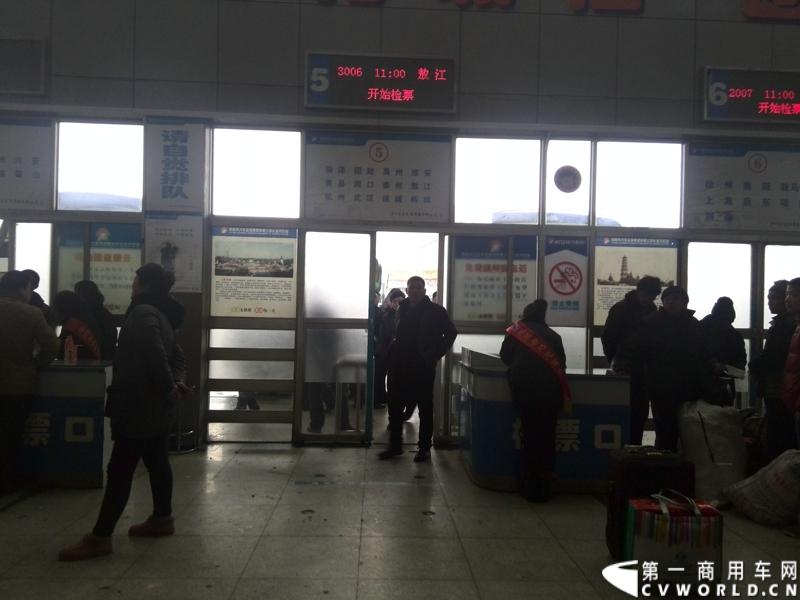 虽然处于春运，但是依然有车辆出发晚点。本次发往温州鳌江的客车司机告诉记者，主要由于乘客不足，阜阳发往温州的火车较多，火车票更好便宜之外，出行高峰期未到也是重要原因。