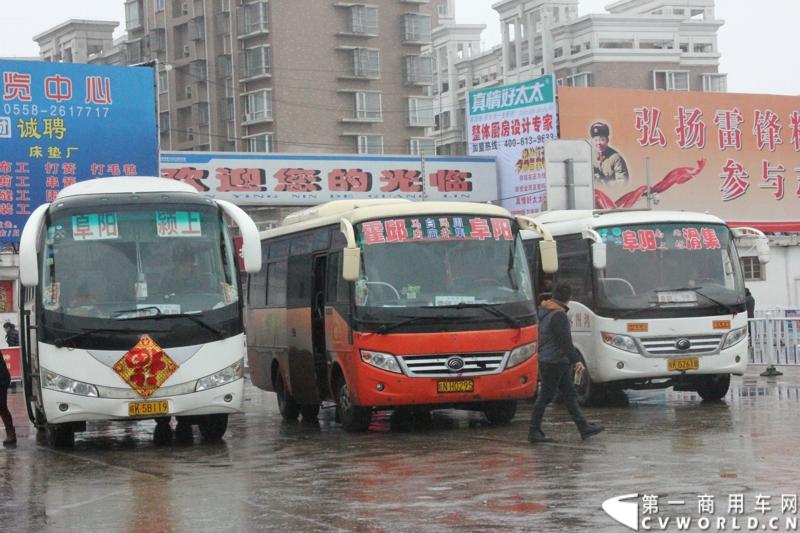 刚刚进站的客运车辆。