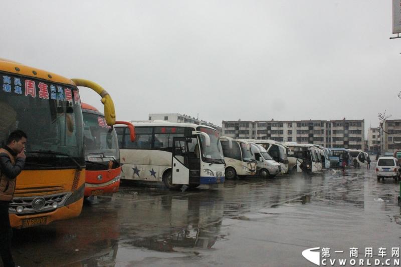 在停车区内停放了大批的长途客车，以宇通客车为主。