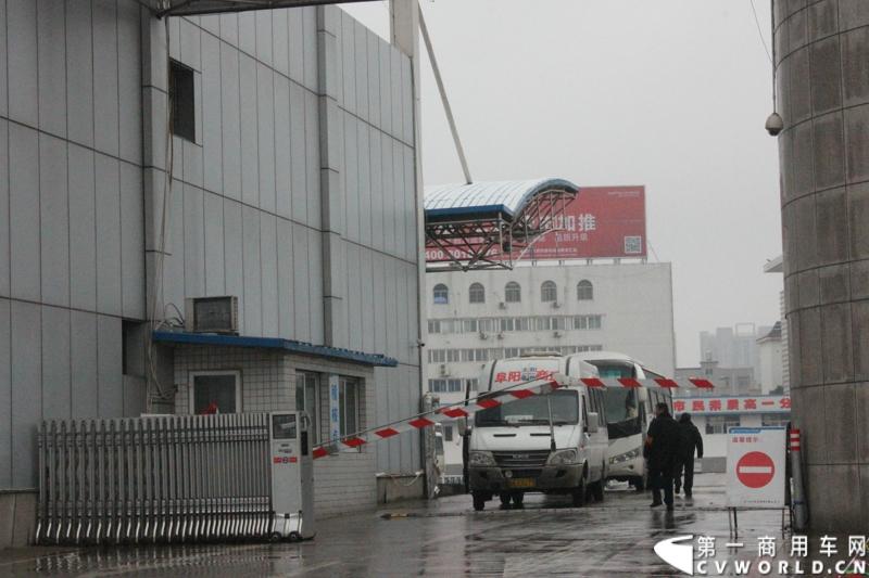 客车车辆在出发之前，需要经过严格的检查。