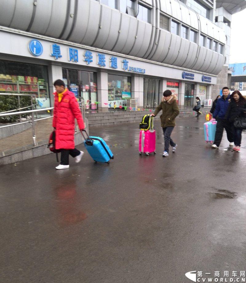 在记者离开汽车南站时，仍然不断有乘客进出。