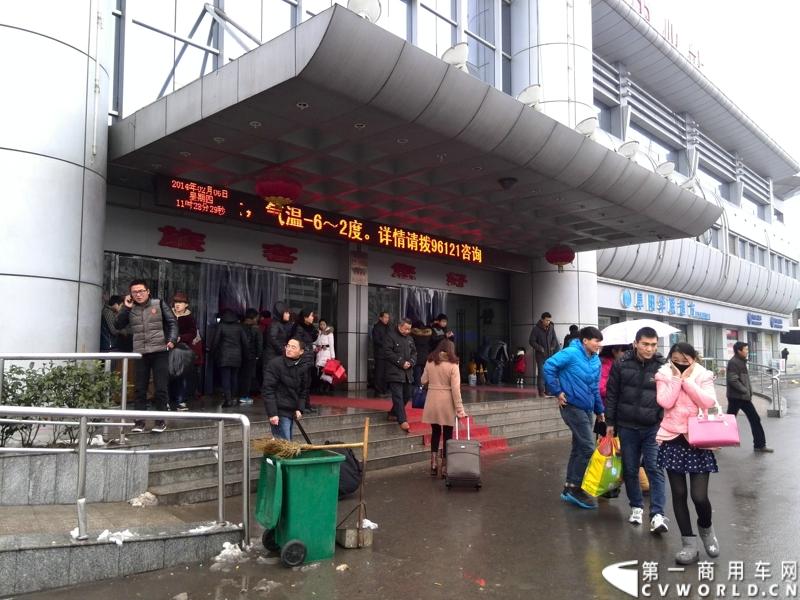 在记者离开汽车南站时，仍然不断有乘客进出。