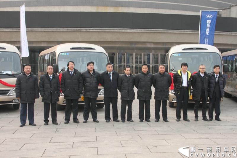 2014年2月18日，北京北汽出租汽车集团有限责任公司采购高端商旅新标准四川现代康恩迪交车仪式在北京会议中心举行, 通过2013年10月举办的西部博览会50辆指定用车以及陕西省太白山风景游览区50辆游览用车成功进入市场，确认了中国客户对康恩迪的认可， 此次北汽租赁的40辆订单，标志着四川现代全面地成功进入了北京市场。图为北汽出租车有限公司相关人员合影。