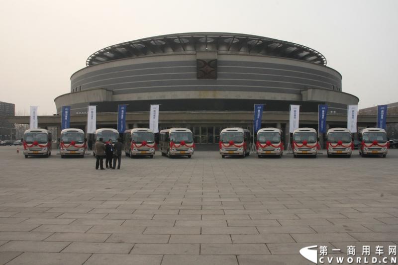 2014年2月18日，北京北汽出租汽车集团有限责任公司采购高端商旅新标准四川现代康恩迪交车仪式在北京会议中心举行, 通过2013年10月举办的西部博览会50辆指定用车以及陕西省太白山风景游览区50辆游览用车成功进入市场，确认了中国客户对康恩迪的认可， 此次北汽租赁的40辆订单，标志着四川现代全面地成功进入了北京市场。图为现场等待交付的康恩迪客车。