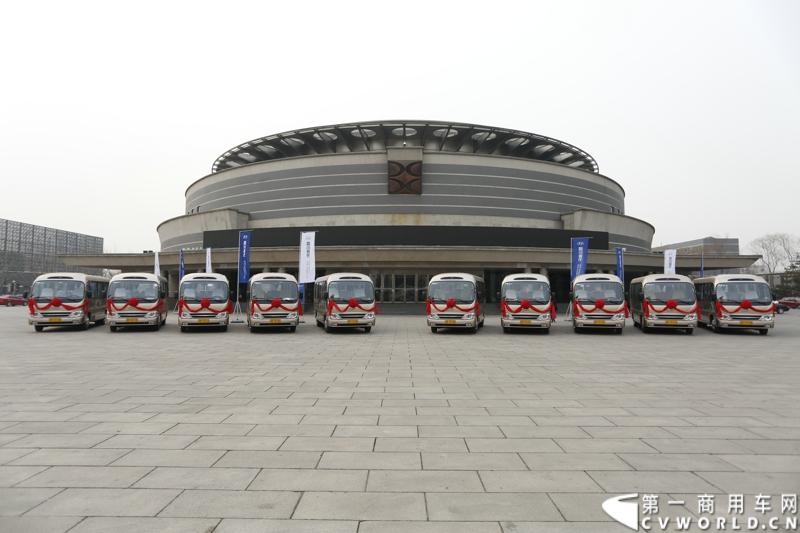 2014年2月18日，北京北汽出租汽车集团有限责任公司采购高端商旅新标准四川现代康恩迪交车仪式在北京会议中心举行, 通过2013年10月举办的西部博览会50辆指定用车以及陕西省太白山风景游览区50辆游览用车成功进入市场，确认了中国客户对康恩迪的认可， 此次北汽租赁的40辆订单，标志着四川现代全面地成功进入了北京市场。图为现场等待交付的康恩迪客车。