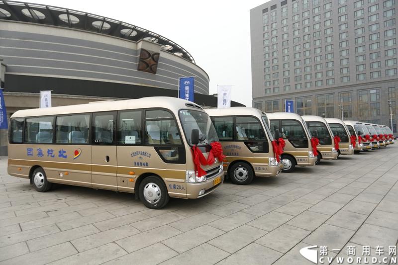 2014年2月18日，北京北汽出租汽车集团有限责任公司采购高端商旅新标准四川现代康恩迪交车仪式在北京会议中心举行, 通过2013年10月举办的西部博览会50辆指定用车以及陕西省太白山风景游览区50辆游览用车成功进入市场，确认了中国客户对康恩迪的认可， 此次北汽租赁的40辆订单，标志着四川现代全面地成功进入了北京市场。图为现场等待交付的康恩迪客车。