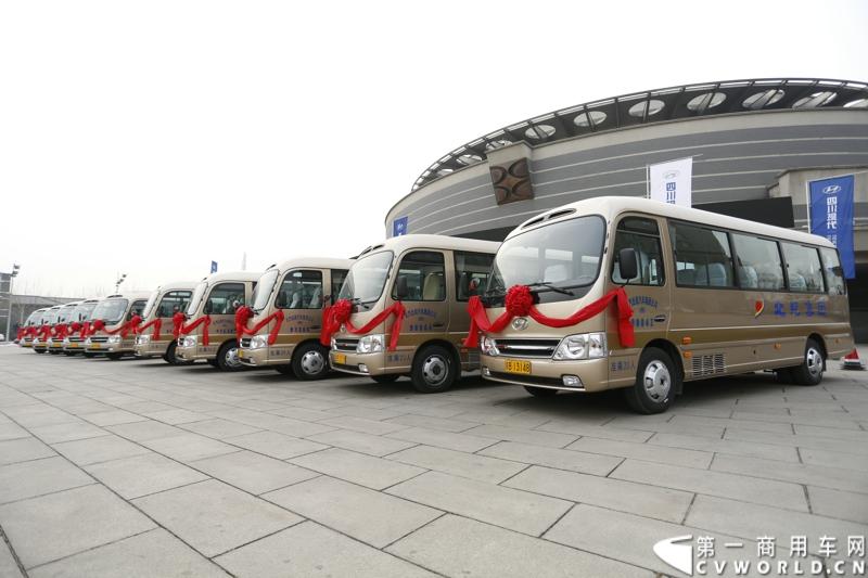 2014年2月18日，北京北汽出租汽车集团有限责任公司采购高端商旅新标准四川现代康恩迪交车仪式在北京会议中心举行, 通过2013年10月举办的西部博览会50辆指定用车以及陕西省太白山风景游览区50辆游览用车成功进入市场，确认了中国客户对康恩迪的认可， 此次北汽租赁的40辆订单，标志着四川现代全面地成功进入了北京市场。图为现场等待交付的康恩迪客车。