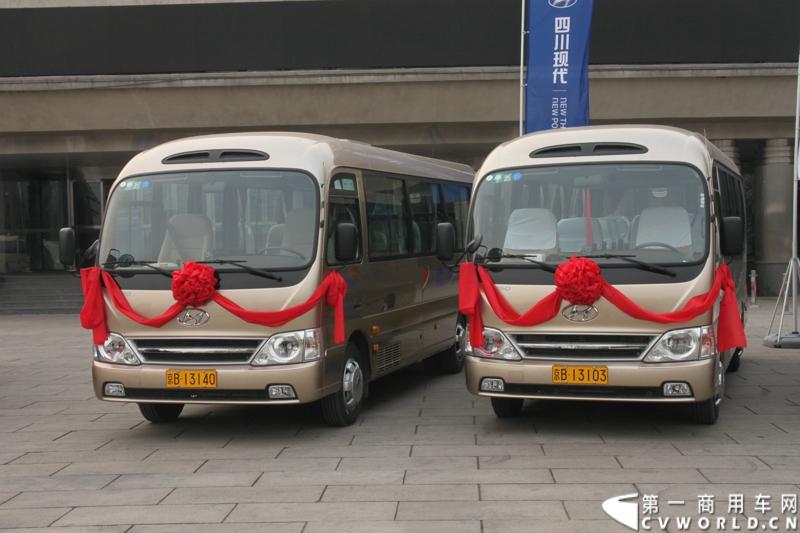 2014年2月18日，北京北汽出租汽车集团有限责任公司采购高端商旅新标准四川现代康恩迪交车仪式在北京会议中心举行, 通过2013年10月举办的西部博览会50辆指定用车以及陕西省太白山风景游览区50辆游览用车成功进入市场，确认了中国客户对康恩迪的认可， 此次北汽租赁的40辆订单，标志着四川现代全面地成功进入了北京市场。图为现场等待交付的康恩迪客车。